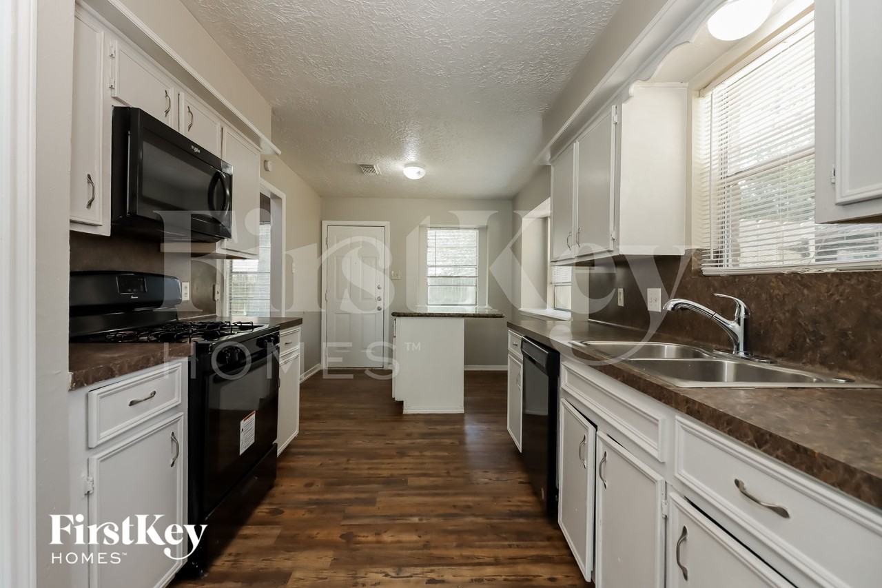 24023 Spring Mill Ln - Photo 5 of 15