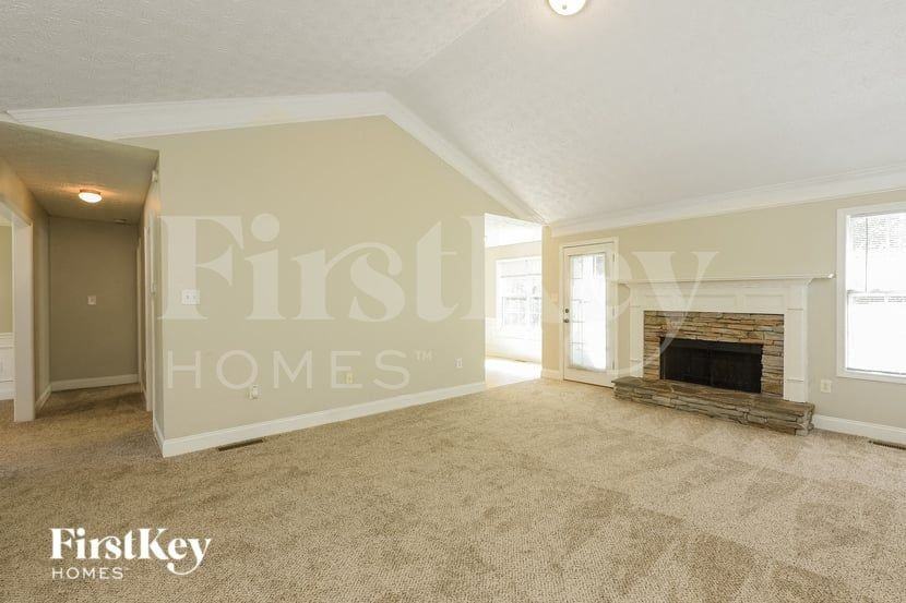 194 Rochester Ct - Photo 3 of 15