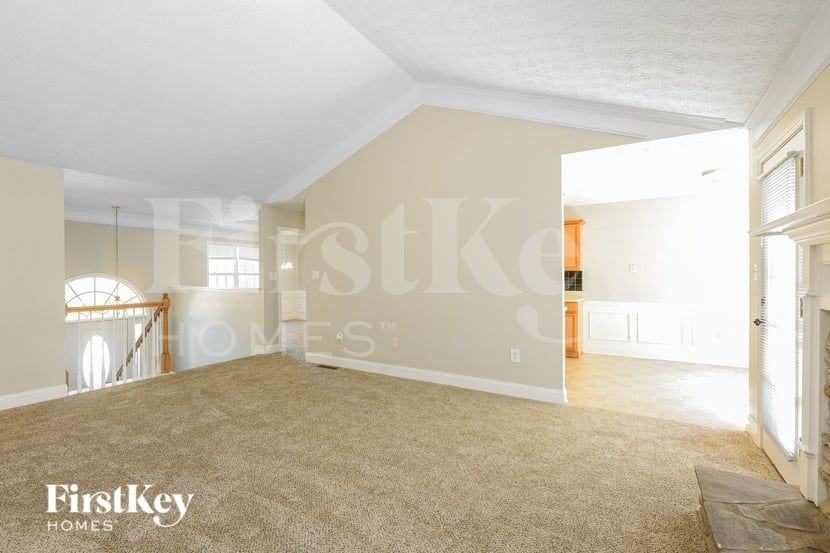 194 Rochester Ct - Photo 4 of 15