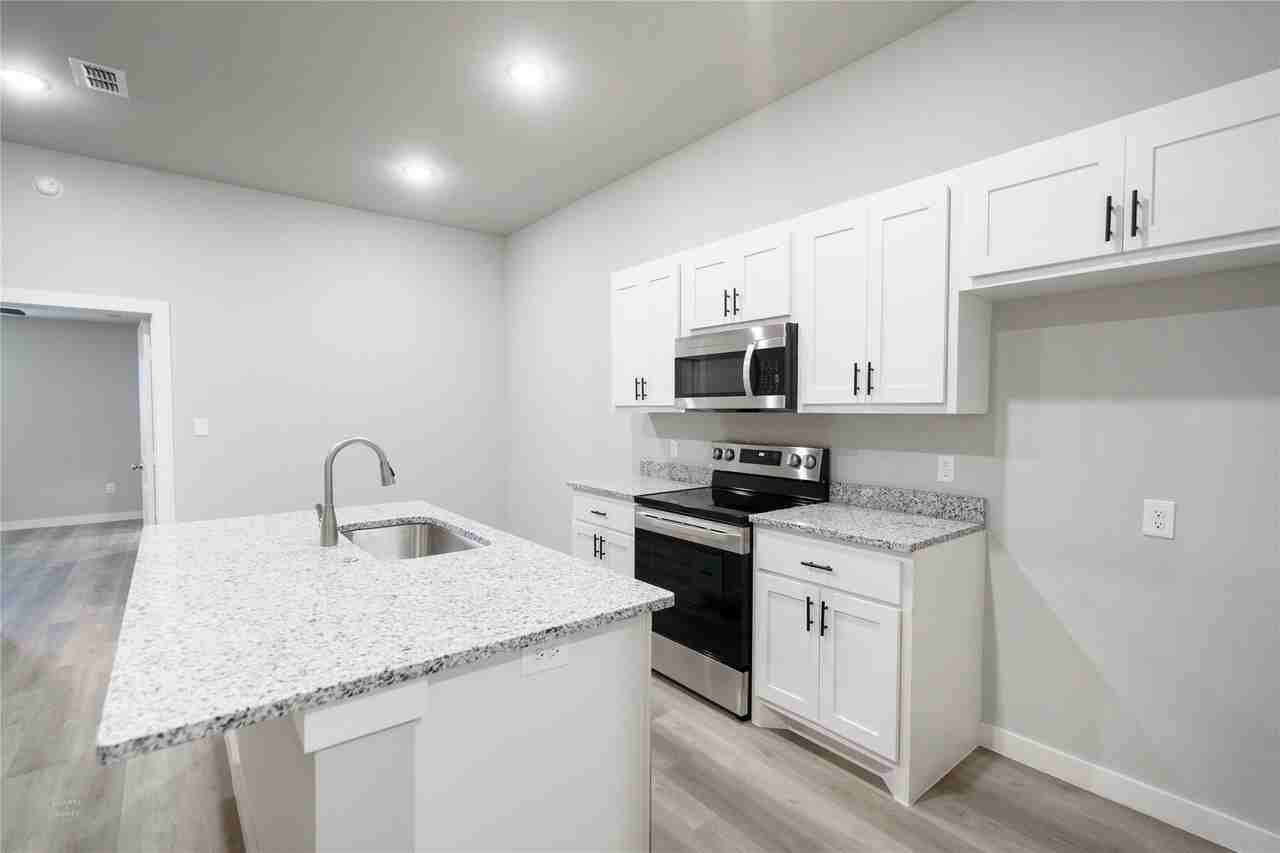 504 Colorado St - Photo 4 of 13
