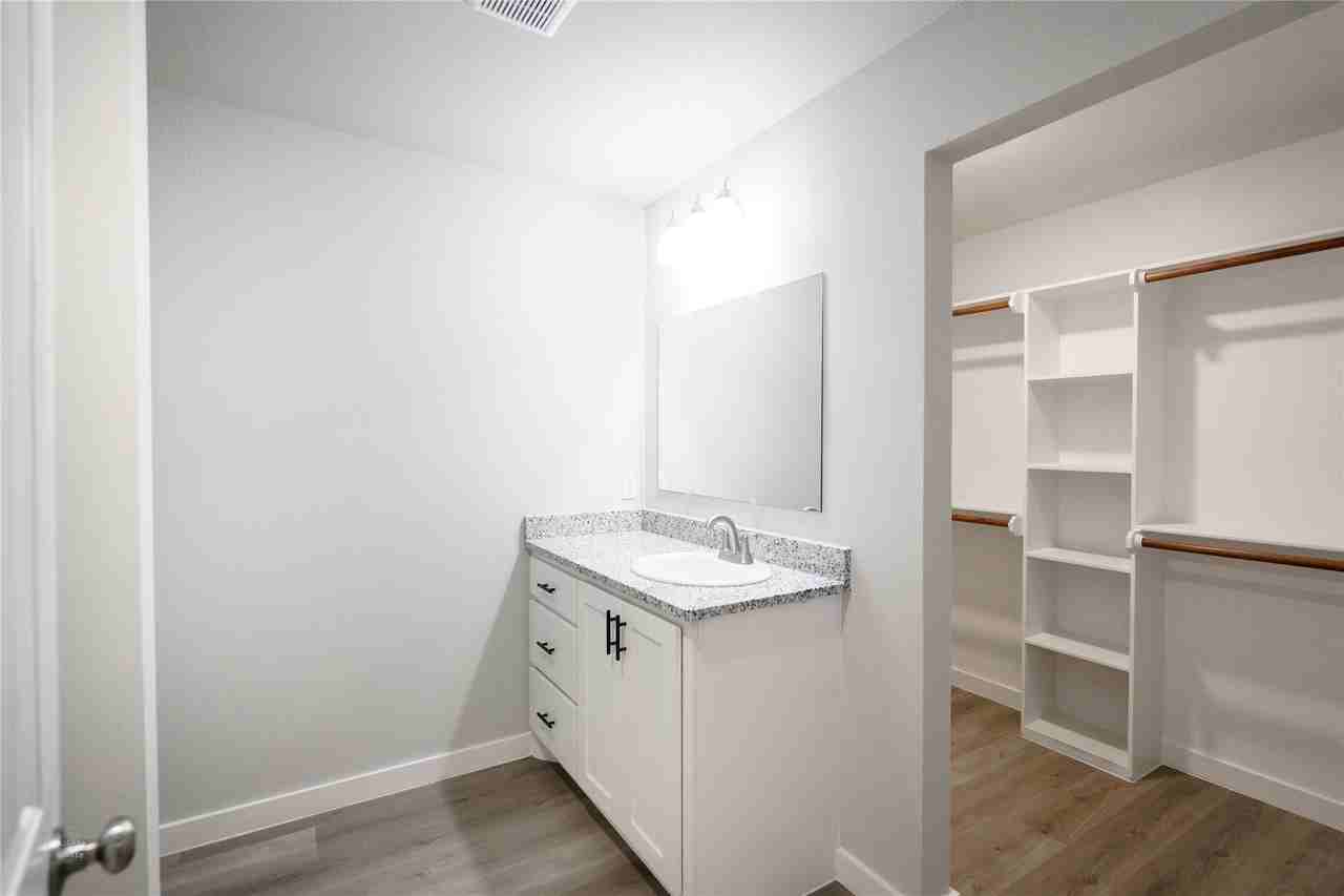504 Colorado St - Photo 7 of 13