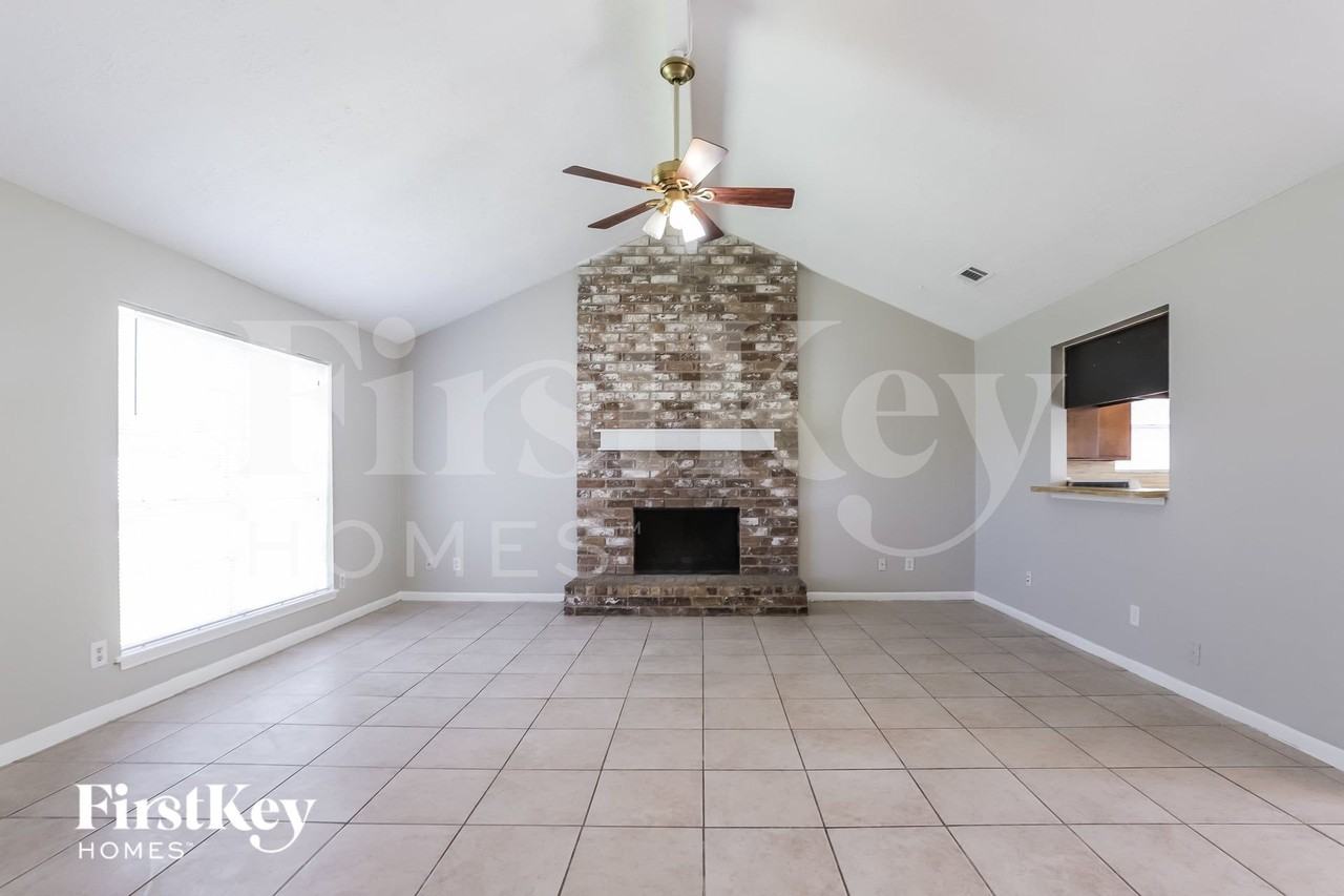 13361 Lake Breeze Ln - Photo 3 of 16