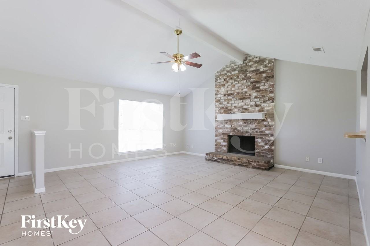 13361 Lake Breeze Ln - Photo 5 of 16