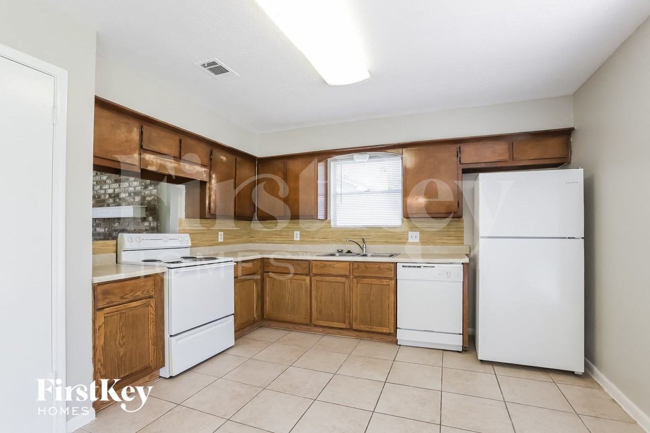 13361 Lake Breeze Ln - Photo 7 of 16