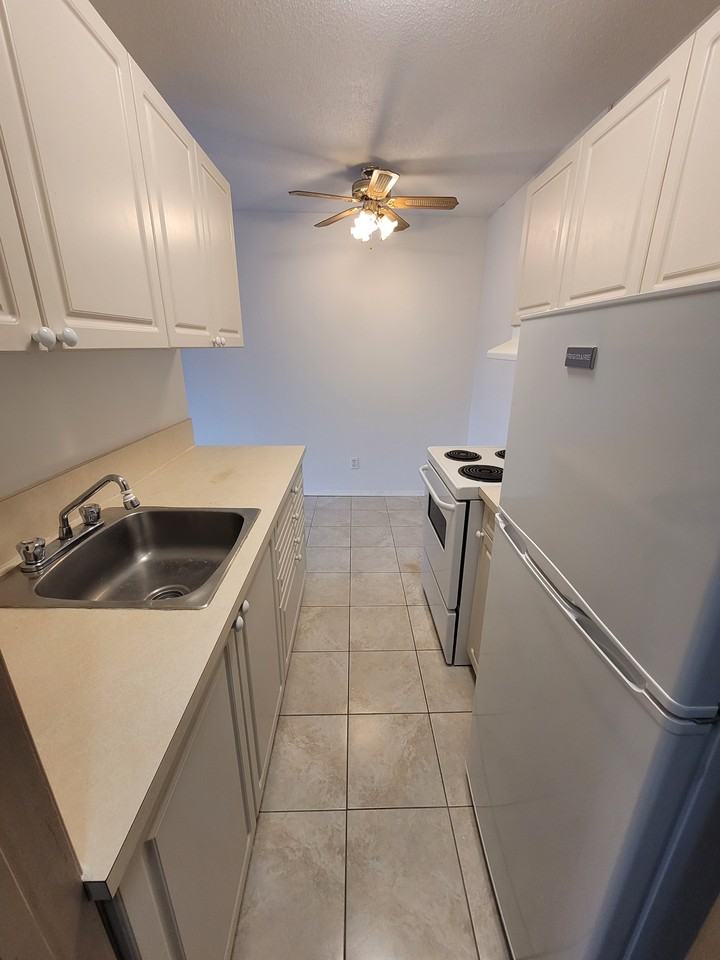 7607 4a St Sw - Photo 2 of 8