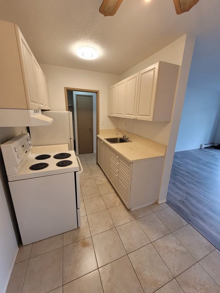 7607 4a St Sw - Photo 3 of 8