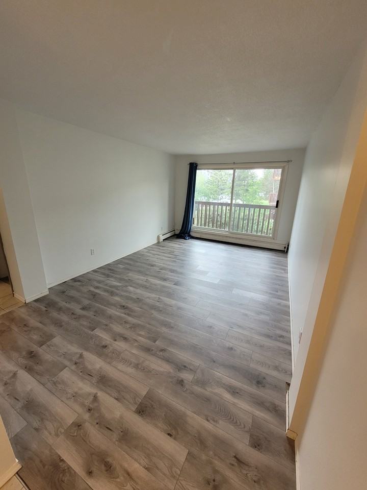 7607 4a St Sw - Photo 4 of 8