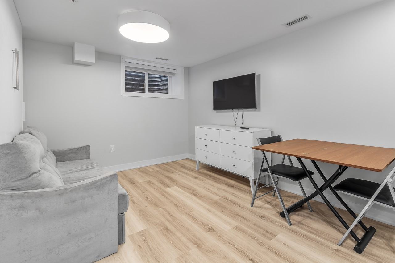 92 Hinton Avenue North - Photo 5 of 11