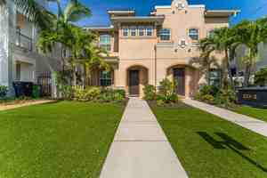 featured image of 213 S Westland Ave #2