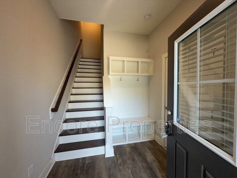825 S Franklin St - Photo 4 of 24