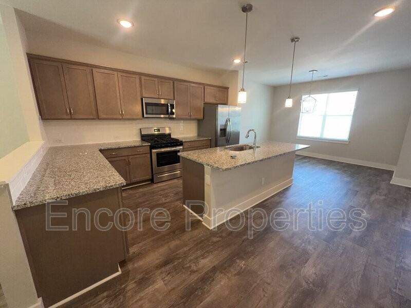 825 S Franklin St - Photo 5 of 24
