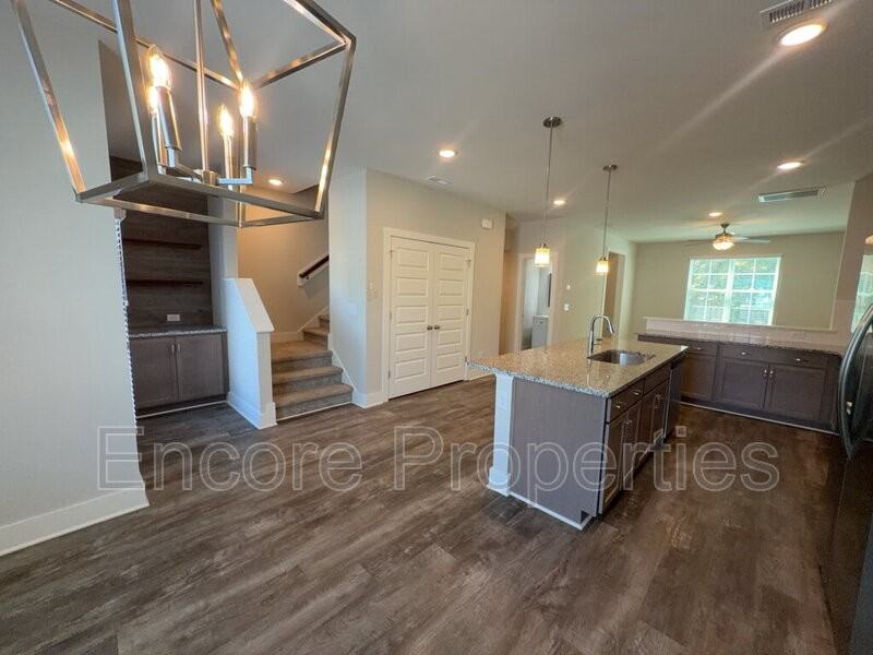 825 S Franklin St - Photo 7 of 24