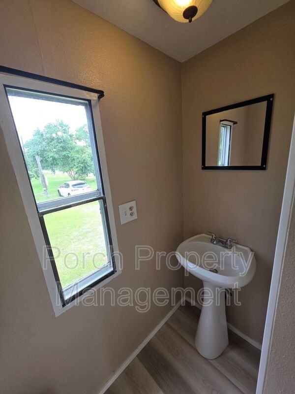 1207 Mills Ave - Photo 6 of 20