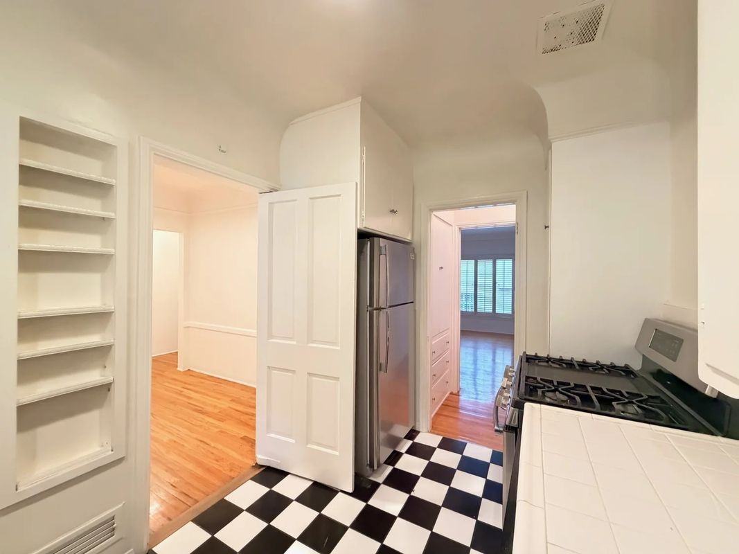 8472 1/2 Fountain Ave - Photo 4 of 25
