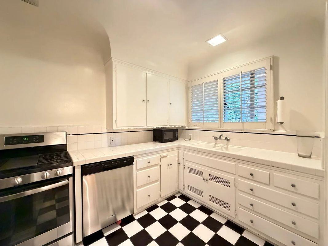 8472 1/2 Fountain Ave - Photo 7 of 25