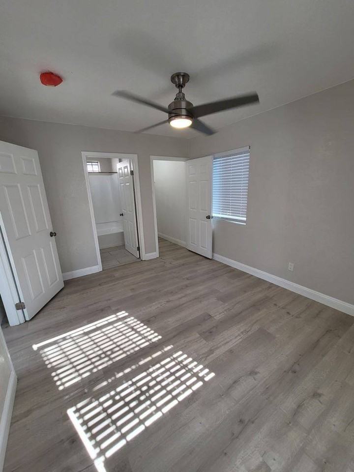 4422 1 2 Stanford Ave - Photo 2 of 7