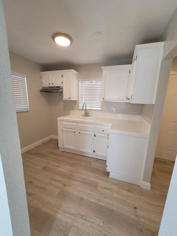 4422 1 2 Stanford Ave - Photo 4 of 7