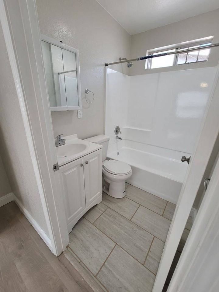 4422 1 2 Stanford Ave - Photo 7 of 7