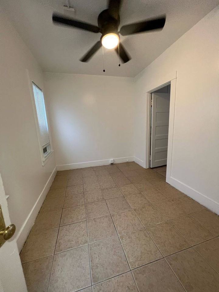 1817 1 2 E Vernon Ave - Photo 2 of 5