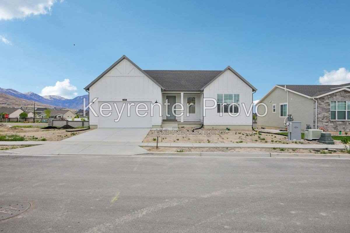 2568 N 3670 W