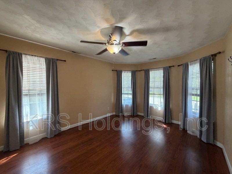 1129 Hampton Ave - Photo 3 of 16