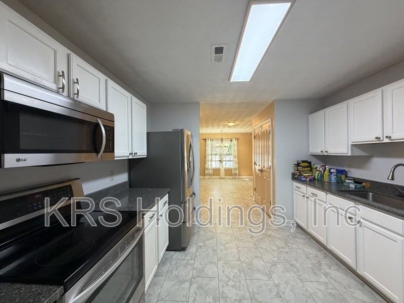 1129 Hampton Ave - Photo 4 of 16