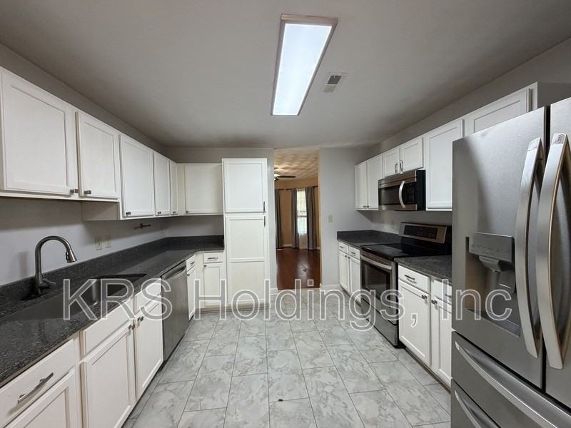 1129 Hampton Ave - Photo 5 of 16