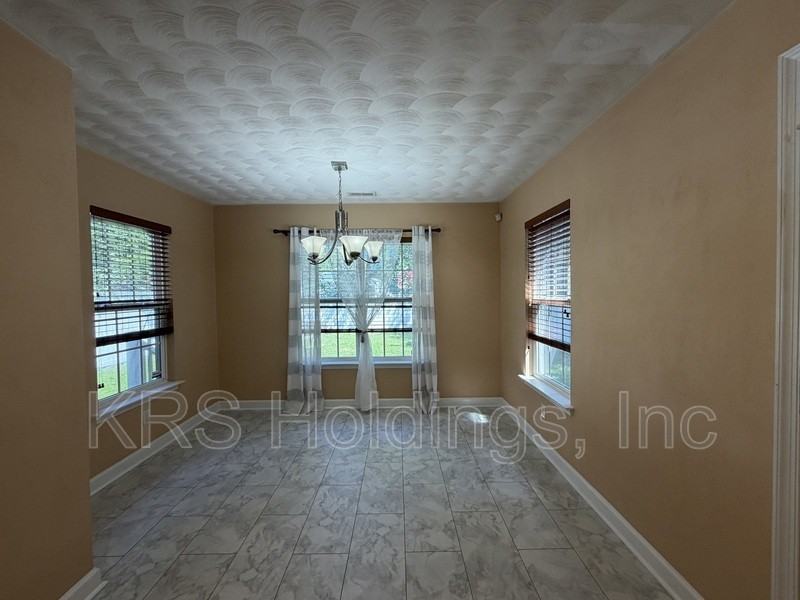 1129 Hampton Ave - Photo 6 of 16