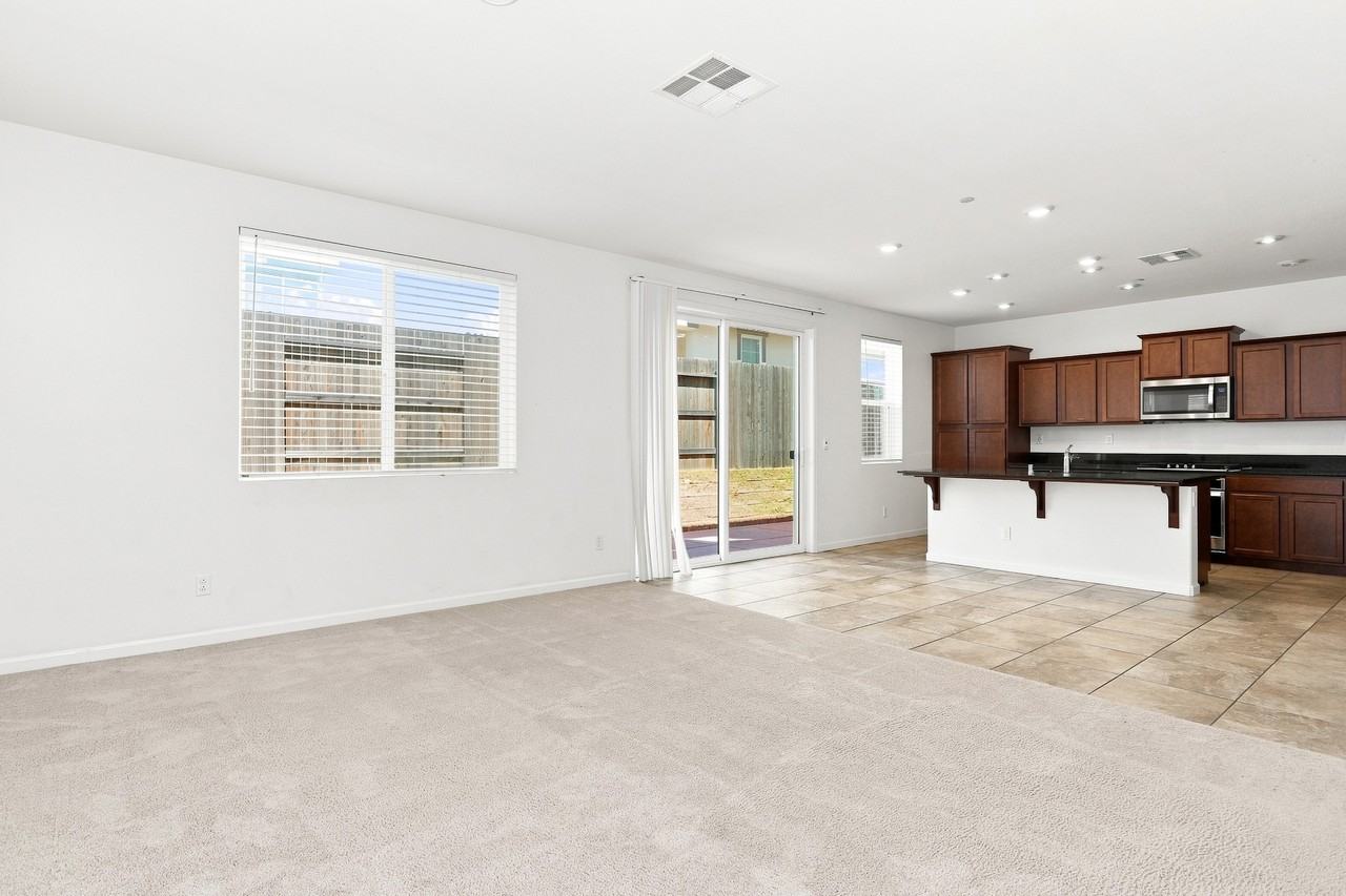 1624 Lion St - Photo 5 of 17
