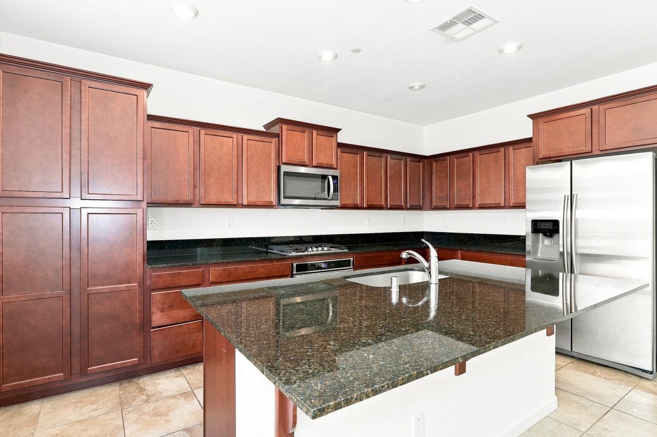 1624 Lion St - Photo 6 of 17