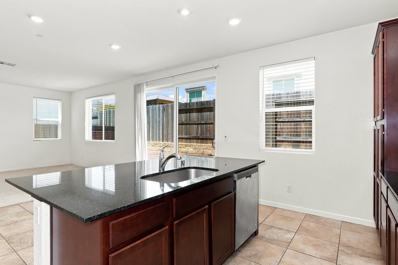 1624 Lion St - Photo 7 of 17