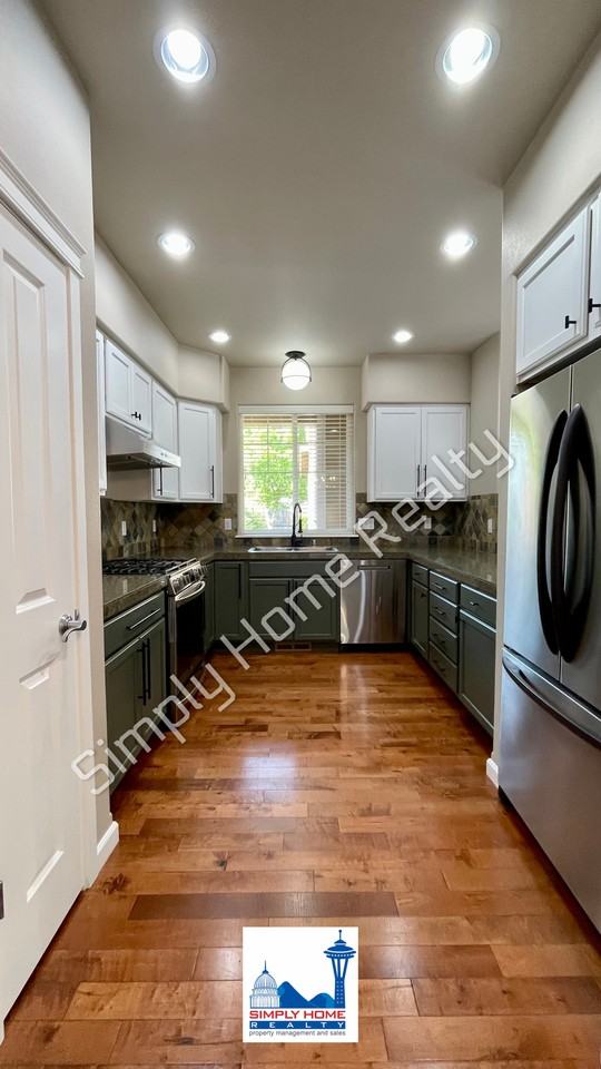 4661 Helena Ave Se - Photo 5 of 26