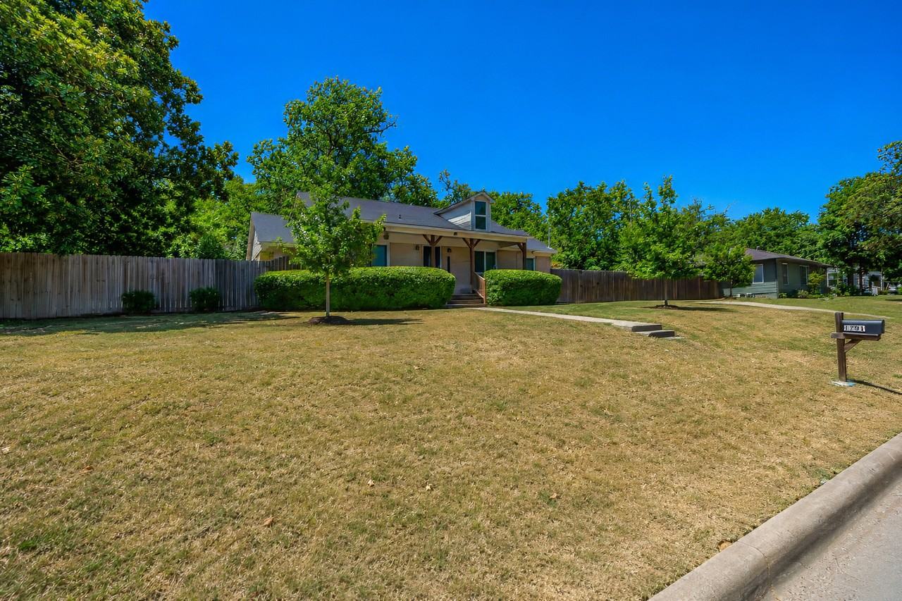 1701 Brook Hollow Dr - Photo 3 of 28