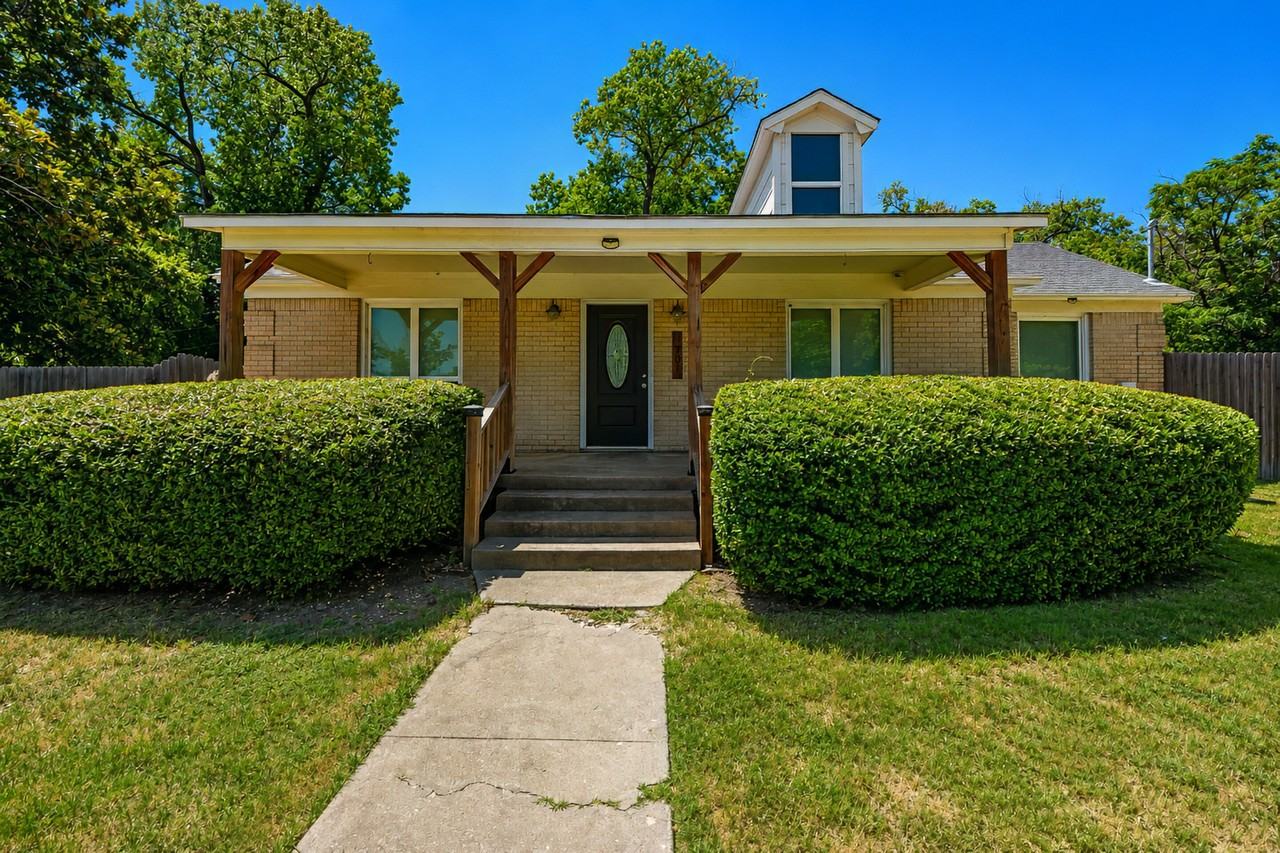 1701 Brook Hollow Dr - Photo 4 of 28
