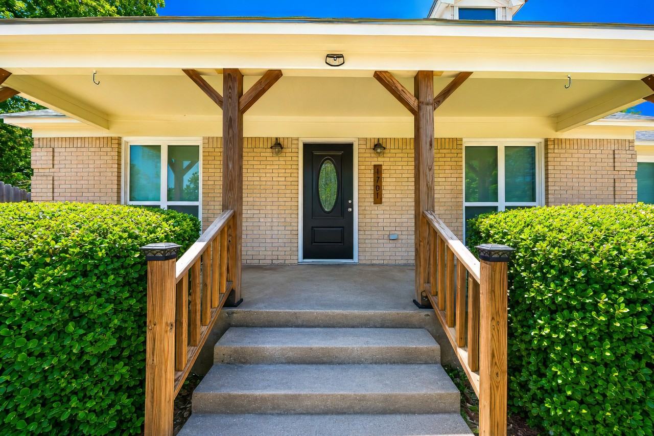 1701 Brook Hollow Dr - Photo 5 of 28