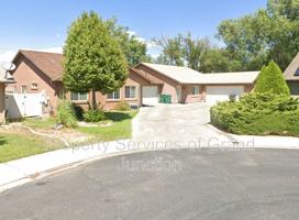 featured image of 3018 Oakwood Dr #3B
