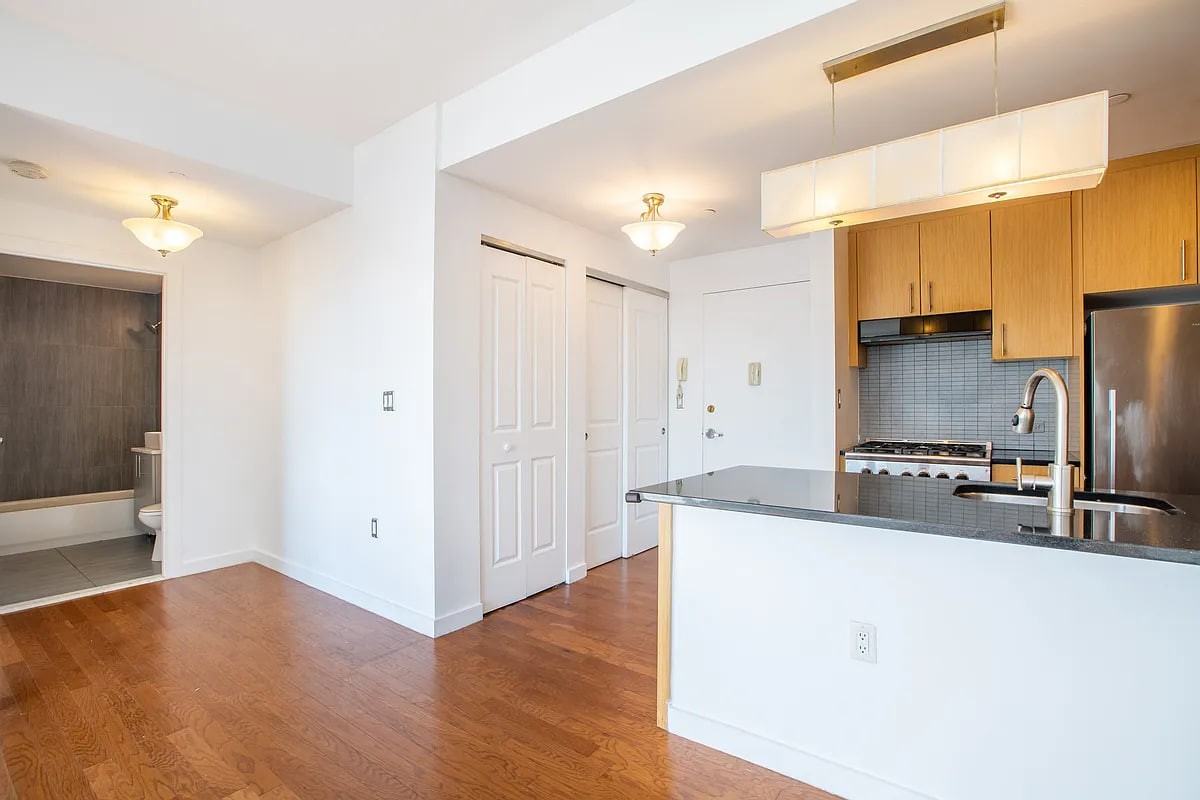 551 Borden Ave #13E - Photo 4 of 5