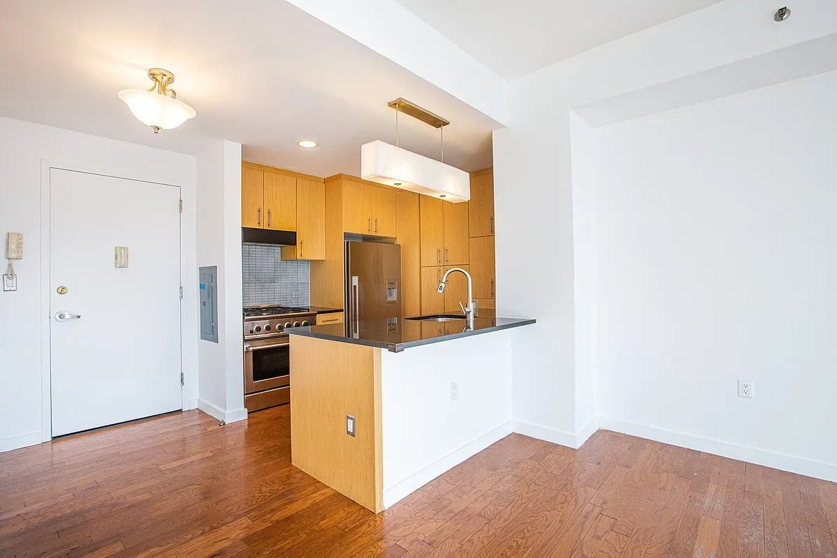551 Borden Ave #13E - Photo 5 of 5