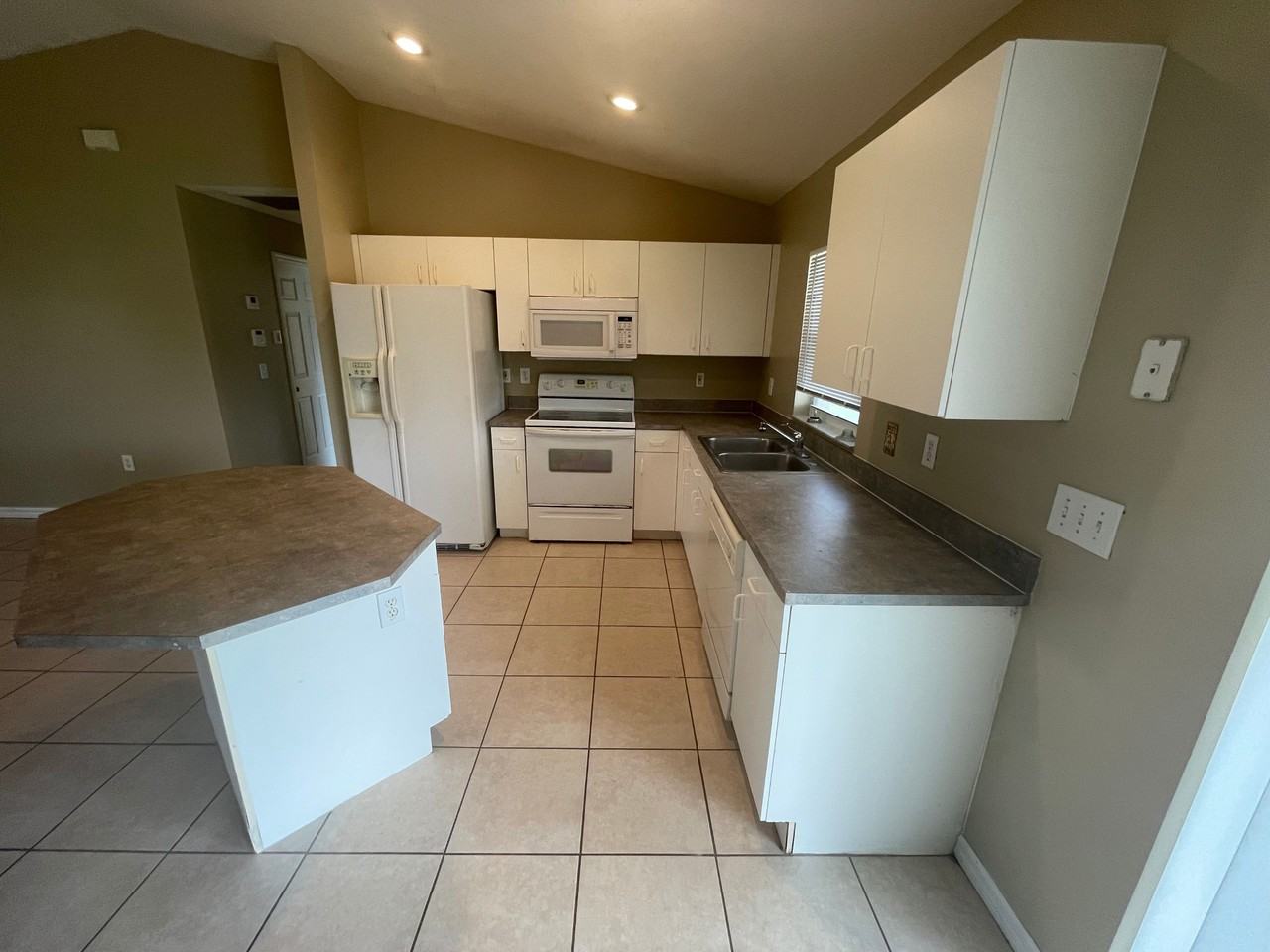 671 Dauphine Ave S - Photo 2 of 18