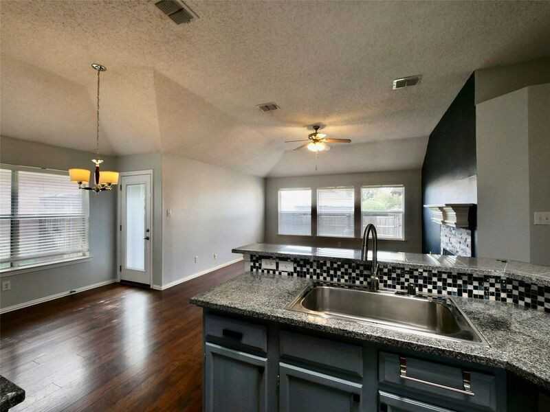4502 Highlands Dr - Photo 7 of 31