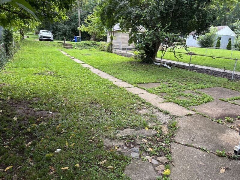 411 Millikin St - Photo 5 of 32