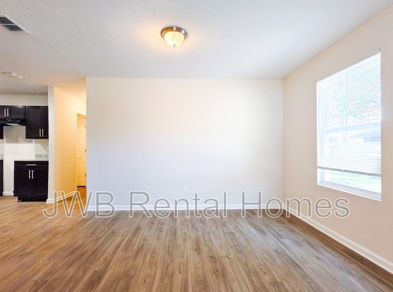 1562 W 32nd St - Photo 4 of 11