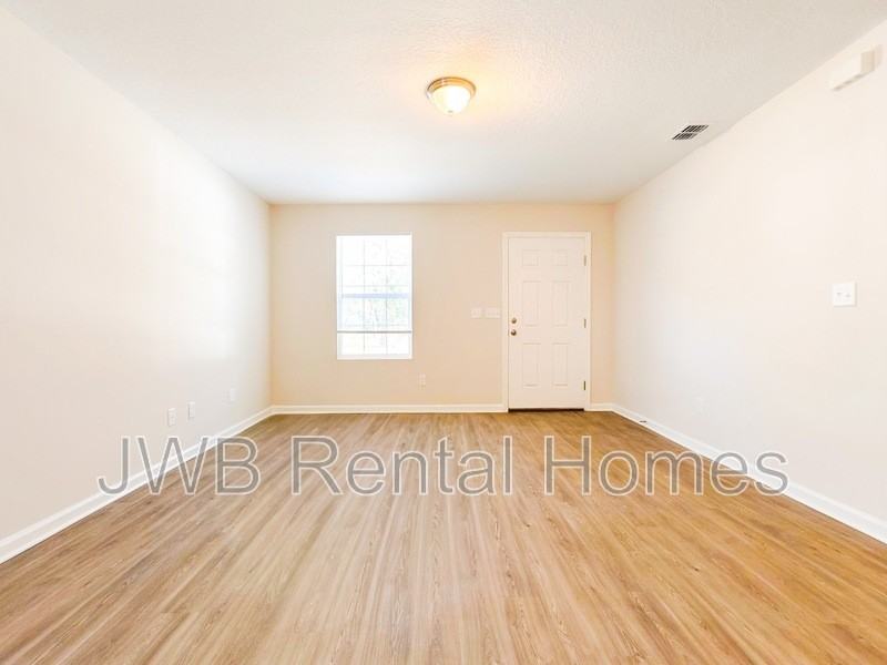 1562 W 32nd St - Photo 6 of 11