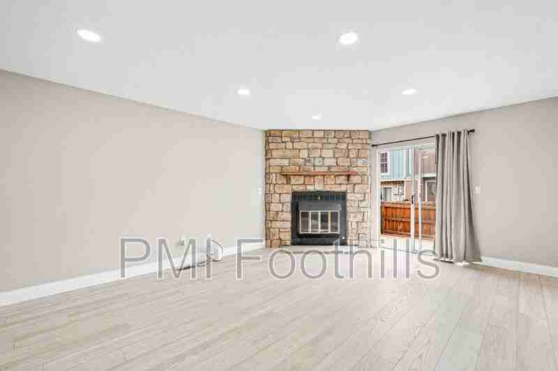 2578 E Nichols Cir - Photo 3 of 25