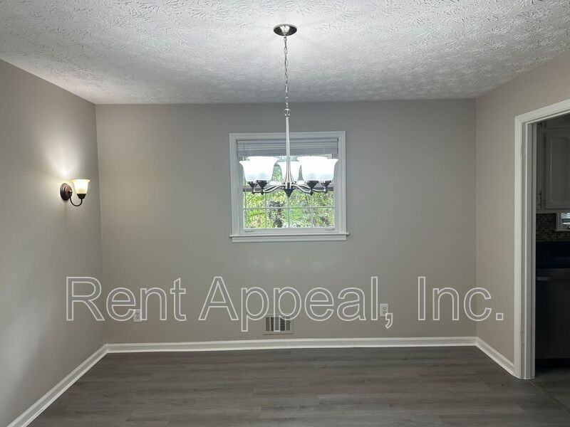872 Holly Hedge Rd - Photo 4 of 16