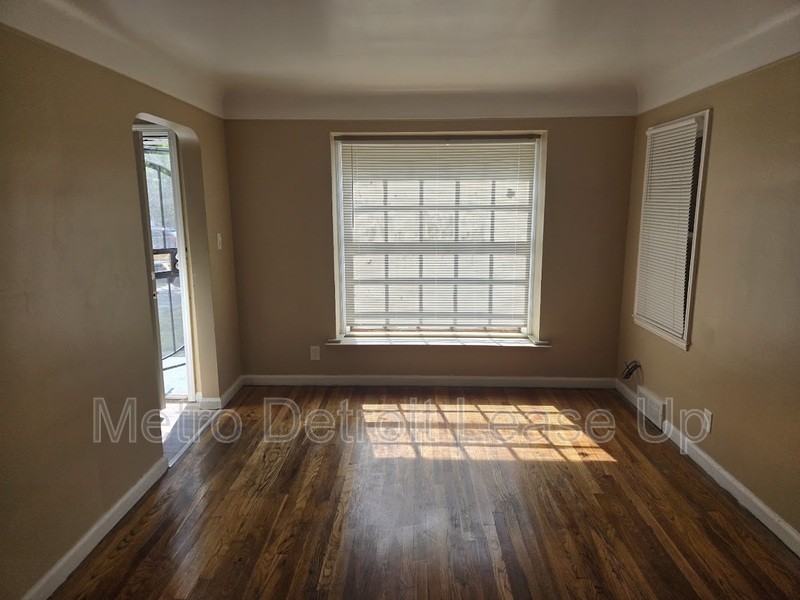 11035 Worden St - Photo 2 of 13