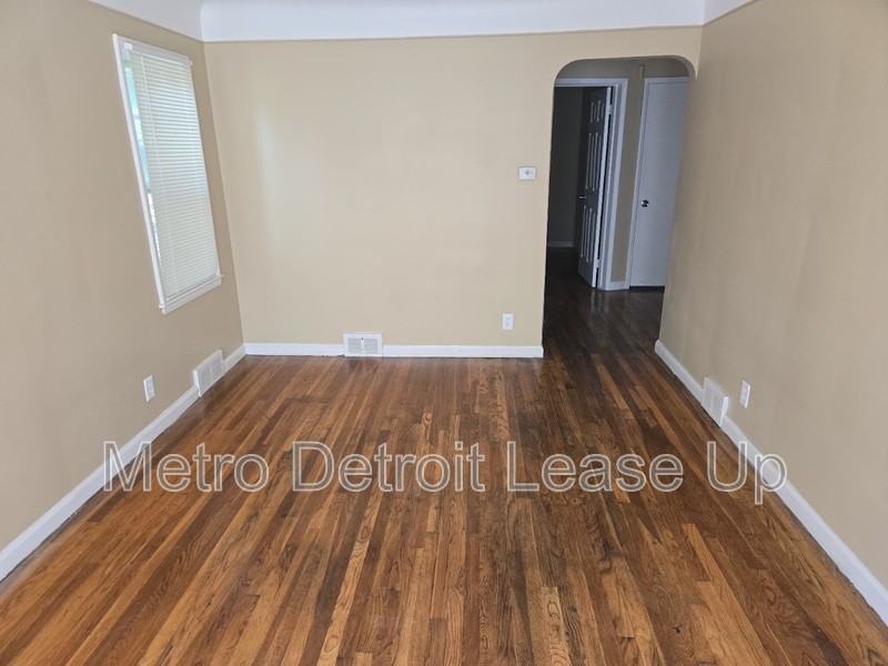 11035 Worden St - Photo 3 of 13