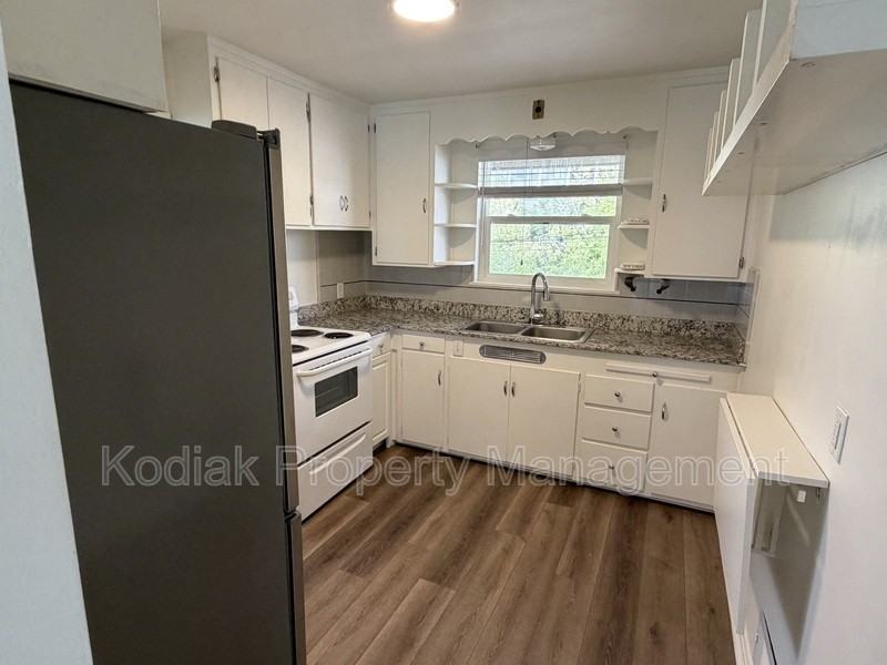237 N Center St - Photo 7 of 13