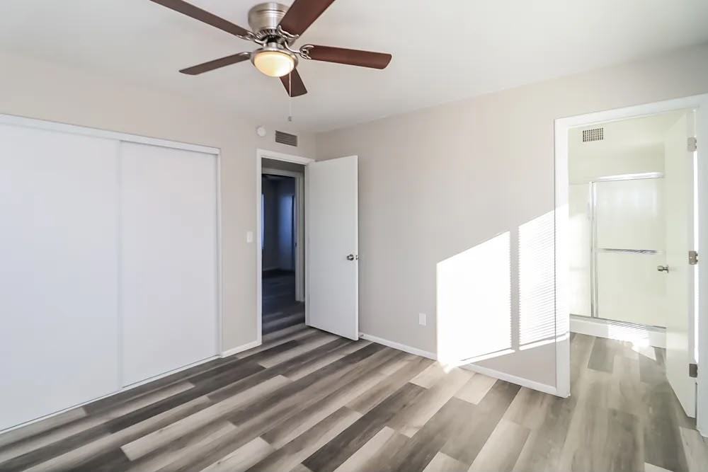 8703 W Golden Ln #NA - Photo 5 of 7