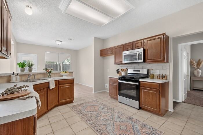 17905 Worley Dr - Photo 4 of 38